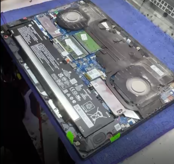 Laptop llena de polvo antes del mantenimiento